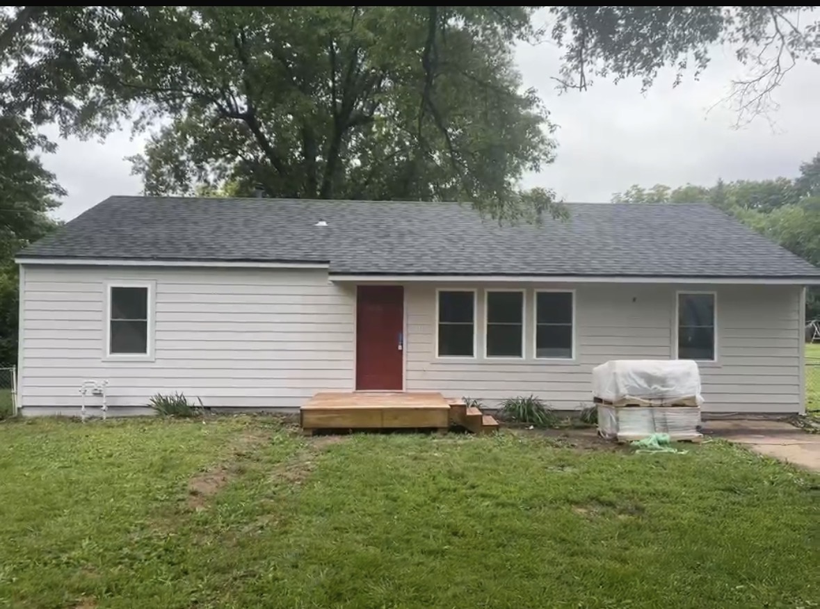 Charcoal shingle ranch home